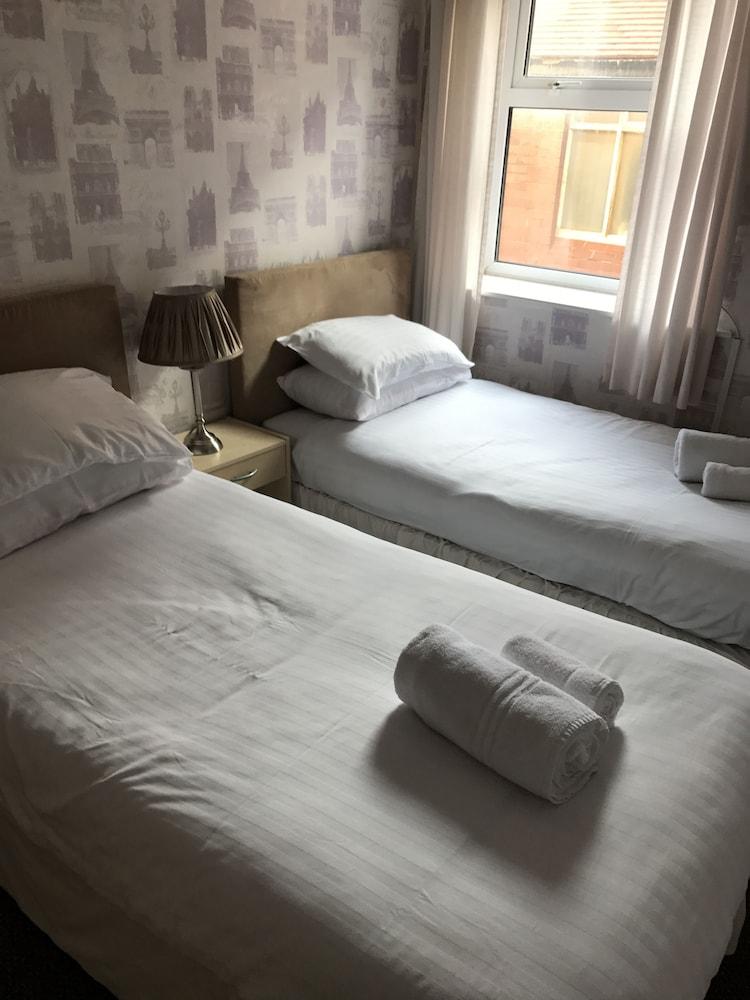 Queens Plaza Bed and breakfast Blackpool